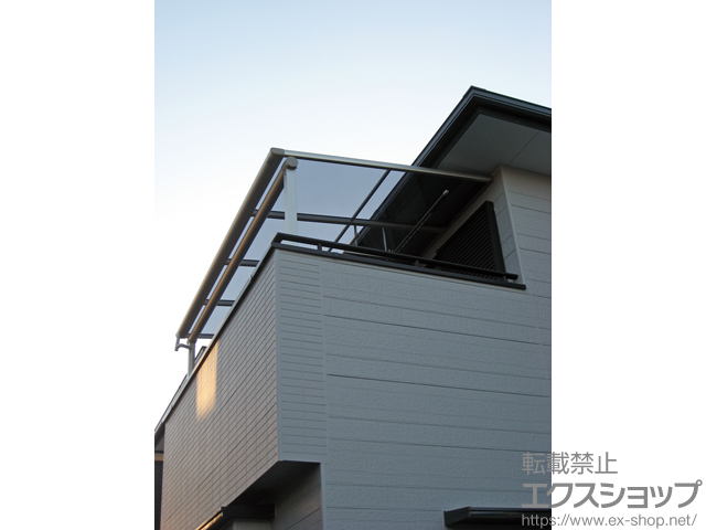 三重県三重郡菰野町ののバルコニー・ベランダ屋根 ヴェクターテラス F型 屋根タイプ 単体 積雪〜20cm対応＋吊り下げ式物干し 標準 2本入×1 施工例