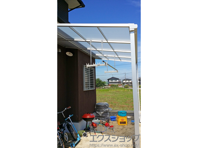 広島県福山市のLIXIL リクシル（トステム）のテラス屋根 ライザーテラスII F型 テラスタイプ 単体 積雪〜20cm対応＋吊り下げ物干し ロング2本入り×1セット 施工例