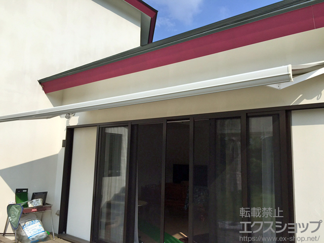 長野県北佐久郡軽井沢町のLIXIL リクシル（トステム）のオーニング・日よけ 彩風C型 手動式 施工例
