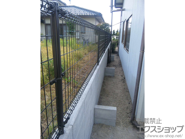 山形県鶴岡市ののフェンス・柵 イーネットフェンス2M型 間仕切柱施工 施工例