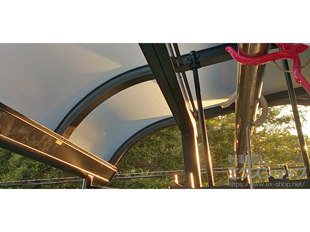 千葉県千葉市のLIXIL リクシル（トステム）のバルコニー・ベランダ屋根 パワーアルファ RB型 屋根タイプ 連棟 積雪〜30cm対応＋吊り下げ物干し 施工例