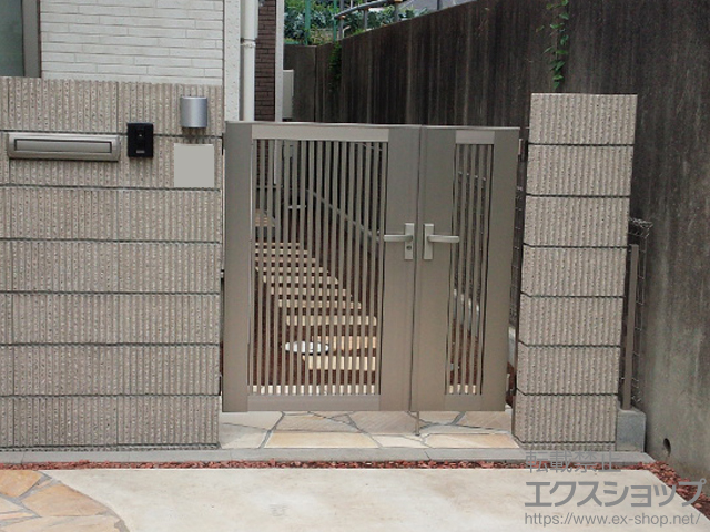 東京都日野市のの門扉 ライシス門扉 2型 細たて桟 両開き親子 柱使用 施工例