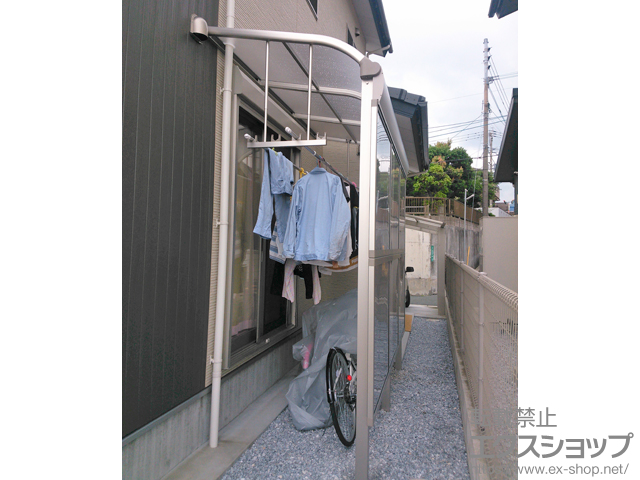 福岡県北九州市ののテラス屋根 ヴェクターテラス R型 テラスタイプ 単体 積雪〜20cm対応＋前面パネル＋吊り下げ式物干し ロング 2本入×1 施工例