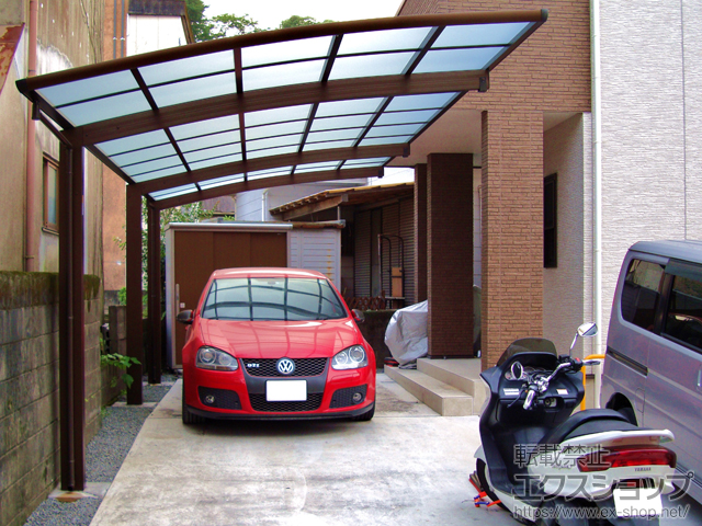 鹿児島県鹿児島市ののカーポート レイナポートグラン 延長　積雪〜20cm対応＋着脱式サポート 標準・ハイルーフ兼用 2本入り×1セット/1本入り1セット 施工例