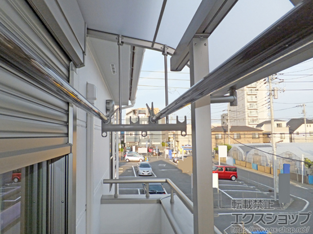 東京都足立区のLIXIL リクシル（トステム）のバルコニー・ベランダ屋根 ライザーテラスII R型 屋根タイプ 単体 積雪〜20cm対応＋吊り下げ物干し 仕様：標準 2本入り 施工例
