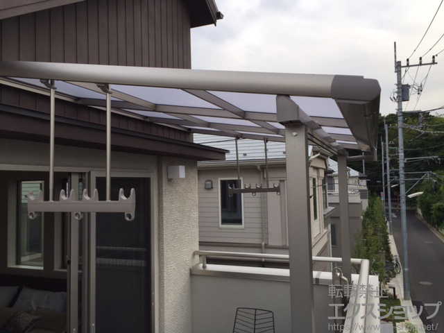 東京都練馬区のLIXIL リクシル（トステム）のバルコニー・ベランダ屋根 パワーアルファ F型 屋根タイプ 単体 積雪〜30cm対応＋パワーアルファ用吊り下げ物干し 標準2本入り×1セット 施工例