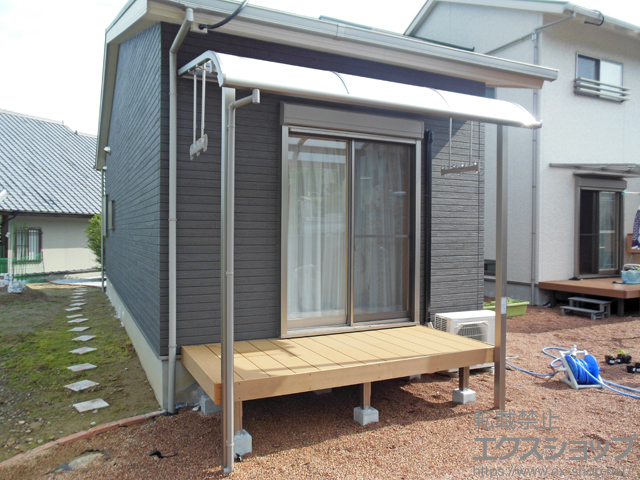 福岡県行橋市のLIXIL リクシル（トステム）のテラス屋根 ライザーテラスII R型 テラスタイプ 単体 積雪〜20cm対応＋吊り下げ物干し 標準 2本入 施工例