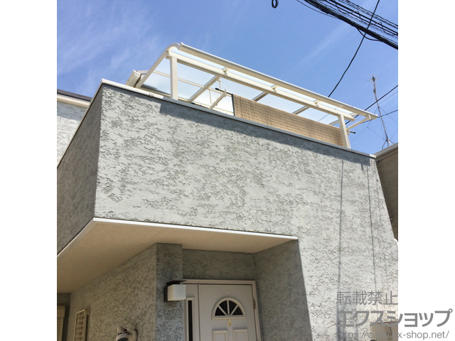 大阪府八尾市のLIXIL リクシル（トステム）のバルコニー・ベランダ屋根 ライザーテラスII R型 屋根タイプ 単体 積雪〜20cm対応＋吊り下げ物干し 標準2本入り×1セット 施工例