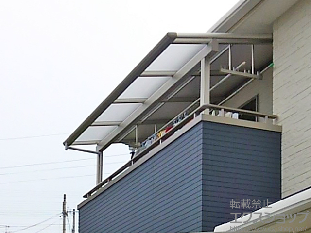兵庫県宝塚市ののカーポート、バルコニー・ベランダ屋根 ヴェクターテラス F型 屋根タイプ 単体 積雪〜20cm対応＋物干しセット 吊り下げ式 標準2本入り×1セット 施工例