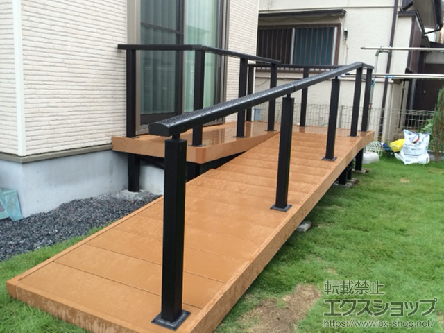 千葉県柏市ののウッドデッキ リウッドデッキ 200＋スロープ納まり＋シンプルモダンデッキフェンス1型<笠木のみタイプ>＋スロープ納まり用フェンス 施工例