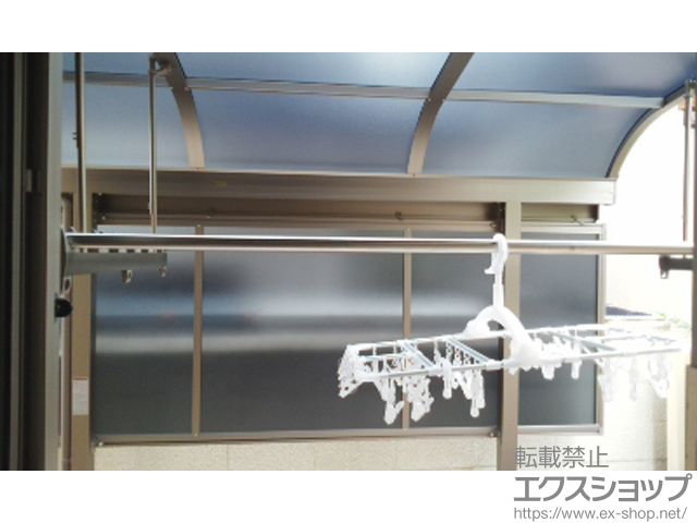 東京都調布市のLIXIL リクシル（トステム）のテラス屋根 ライザーテラスII R型 テラスタイプ 単体 積雪〜20cm対応＋前面スクリーン1段＋吊り下げ式物干し ワイド　標準 2本入 施工例
