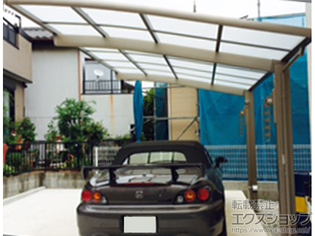 神奈川県横浜市ののカーポート ネスカR (ラウンドスタイル) 積雪〜20cm対応＋カ―ポートライト センサ付＋コンセントフレーム＋防水コンセント＋物干しセット 標準 2本入り×1セット 施工例