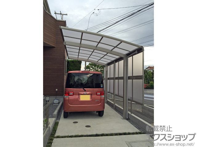 埼玉県川口市ののカーポート プレシオスポート 積雪〜20cm対応＋着脱式補助柱 標準・ハイルーフ兼用 2本入り×1セット＋サイドパネル 施工例