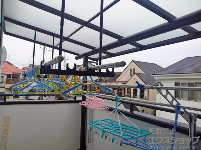 大阪府交野市ののバルコニー・ベランダ屋根 ヴェクターテラス F型 屋根タイプ 単体 積雪〜20cm対応＋吊り下げ式物干し 標準 2本入り×1セット 施工例