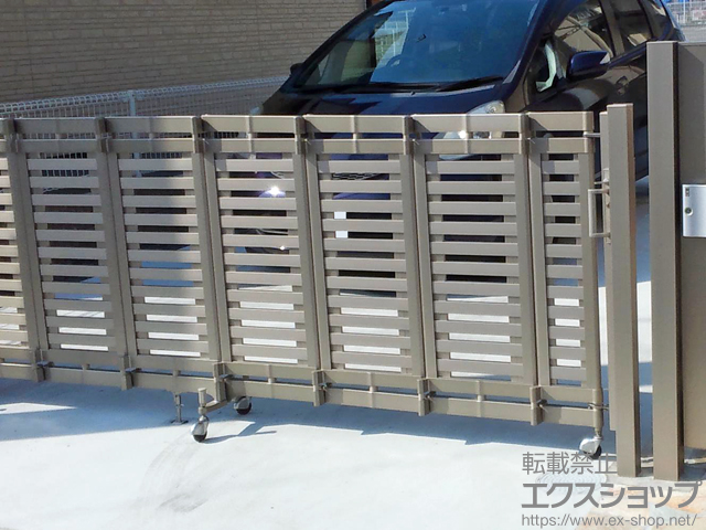 和歌山県和歌山市ののカーゲート シャレオ伸縮5型 ノンレール 片開き 390S＋汎用形材 角材75×75×1.6 施工例