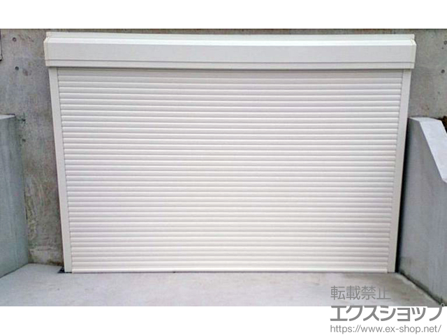 神奈川県横浜市のLIXIL リクシル（トステム）のガレージシャッター ガレージシャッタークワトロ 電動式 外部付RC造用躯体直付タイプ 施工例