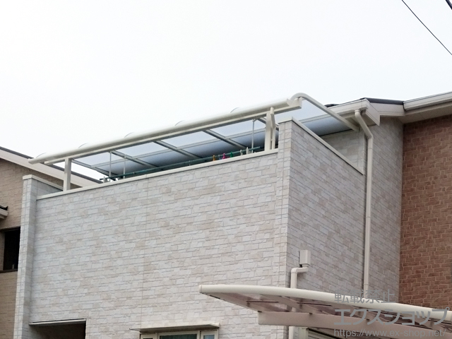 大阪府泉北郡忠岡町のLIXIL リクシル（トステム）のバルコニー・ベランダ屋根 ライザーテラスII R型 屋根タイプ 単体 積雪〜20cm対応＋吊り下げ物干し 標準 2本入り×1セット 施工例