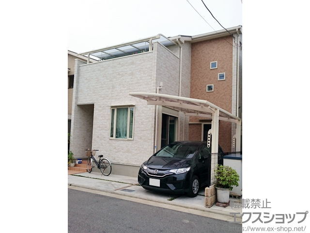 大阪府泉北郡忠岡町のLIXIL リクシル（トステム）のカーポート カーブポートシグマIII 積雪〜20cm対応＋カーブポートシグマIII 収納式物干し 標準タイプ 2本入り×1セット 施工例