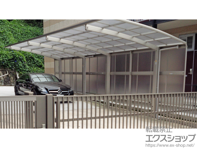 福岡県北九州市ののカーポート レイナポートグラン 縦連棟　積雪〜20cm対応＋サイドパネル＋着脱式サポート 標準・ハイルーフ兼用 2本入り×2セット 施工例