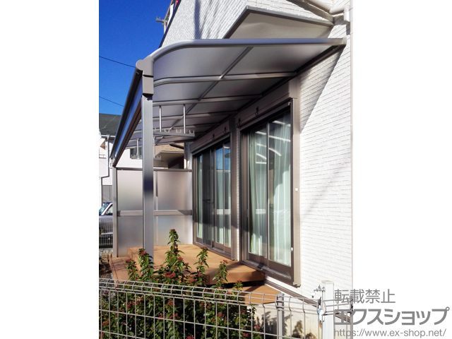 東京都あきる野市ののテラス屋根 ヴェクターテラス R型 テラスタイプ 単体 積雪〜20cm対応＋側面パネル＊片側分＋吊り下げ式 標準2本入り×1セット 施工例