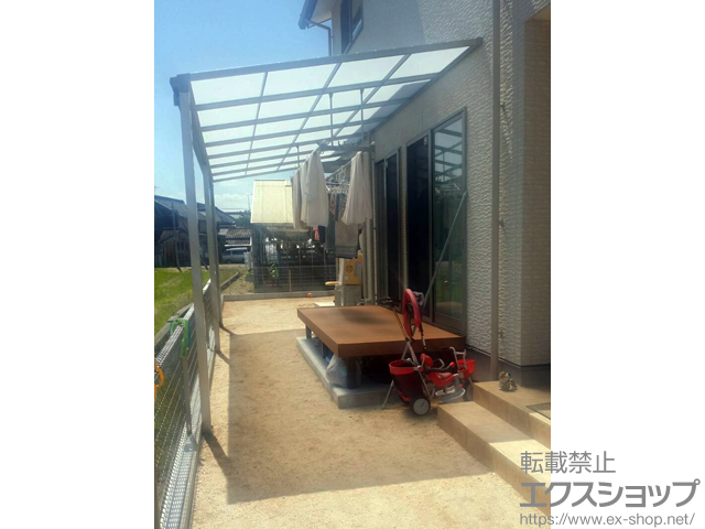 広島県福山市のLIXIL リクシル（トステム）のテラス屋根 ライザーテラスII F型 テラスタイプ 連棟 積雪〜20cm対応＋吊下げ物干し 標準 2本入 施工例
