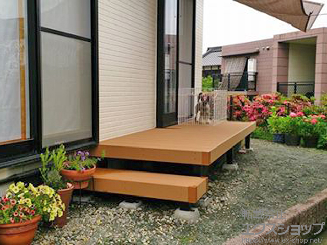 福岡県古賀市ののウッドデッキ リウッドデッキ 200＋リウッドデッキ200用 段床セット 片側面(外観左)タイプ 1段仕様 施工例