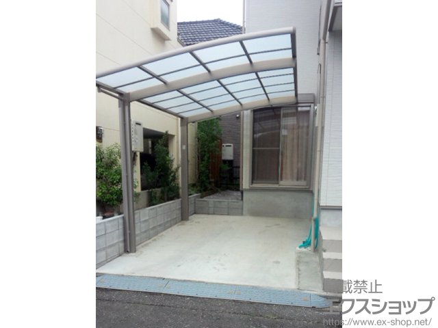 埼玉県鶴ヶ島市のLIXIL リクシル（トステム）のカーポート カーブポートシグマIII 積雪〜20cm対応 施工例