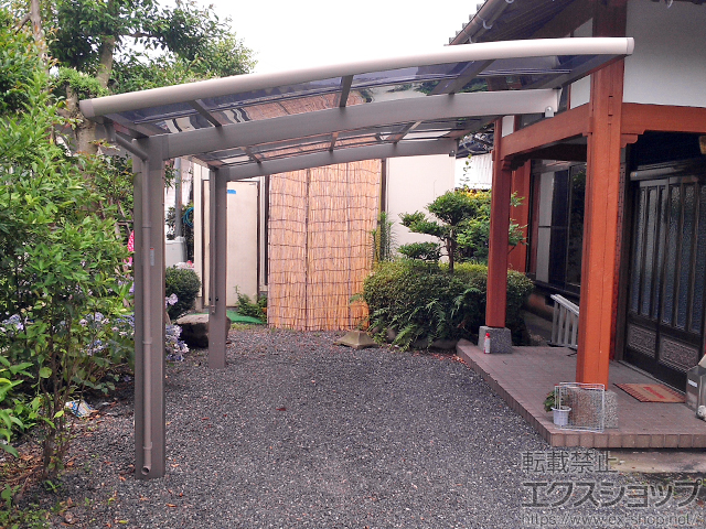 鹿児島県鹿屋市のLIXIL リクシル（トステム）のカーポート カーブポートシグマIII 積雪〜20cm対応＋着脱式サポート 標準用 1本入り×2セット 施工例