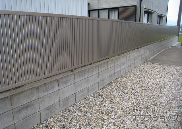 福井県敦賀市のLIXIL リクシル（トステム）のフェンス・柵 ライシスフェンス 4型 太たて桟 フリーポールタイプ 施工例