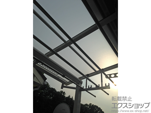 神奈川県相模原市ののバルコニー・ベランダ屋根 ヴェクターテラス F型 屋根タイプ 単体 積雪〜20cm対応＋吊り下げ式物干し　標準　2本入り×1セット 施工例