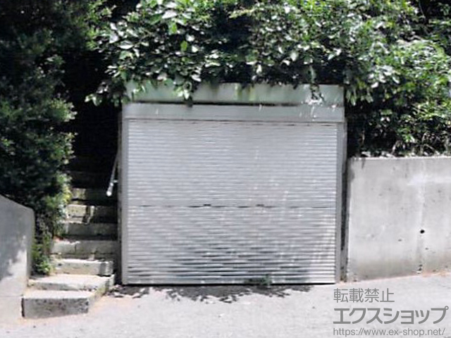 神奈川県横浜市のLIXIL リクシル（トステム）のガレージシャッター ガレージシャッタークワトロ 手動式 外部付RC造用躯体直付タイプ 施工例