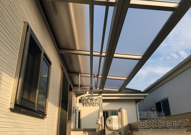 大阪府枚方市ののバルコニー・ベランダ屋根 ヴェクターテラス F型 屋根タイプ 単体 積雪〜20cm対応+吊下げ物干し 標準 2本入 施工例