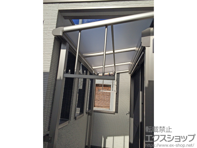 大阪府東大阪市ののバルコニー・ベランダ屋根 プレシオステラス F型 屋根タイプ 単体 積雪〜20cm対応＋吊下げ物干し 標準 2本入 施工例