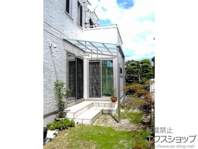 熊本県熊本市のLIXIL リクシル（トステム）のテラス屋根 ライザーテラスII F型 テラスタイプ 単体 積雪〜20cm対応＋吊り下げ物干し 標準2本入り×1セット 施工例