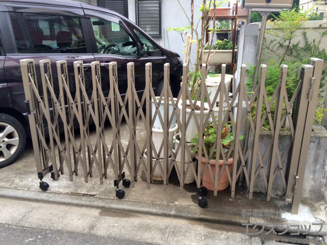 東京都杉並区ののカーポート トリップゲート RB型 ノンレール 両開き　88W 施工例