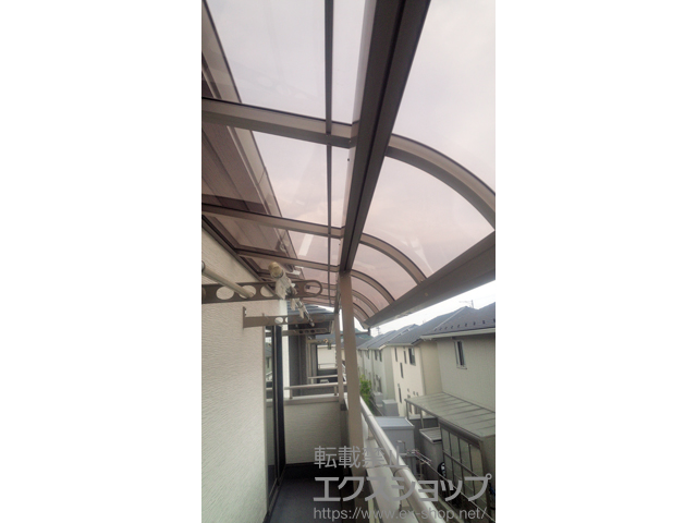 三重県桑名市のLIXIL リクシル（トステム）のバルコニー・ベランダ屋根 ライザーテラスII R型 屋根タイプ 連棟 積雪〜20cm対応 施工例