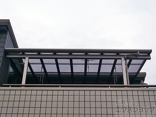 栃木県塩谷郡高根沢町のLIXIL リクシル（トステム）のバルコニー・ベランダ屋根 パワーアルファ F型 屋根タイプ 単体 積雪〜30cm対応＋パワーアルファ用 前後移動物干し 施工例