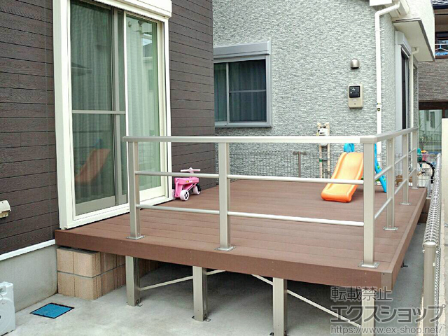 埼玉県所沢市ののウッドデッキ リウッドデッキ 200＋シンプルモダンデッキフェンス2型＜横格子2本タイプ＞ 施工例