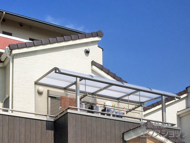 大阪府大東市ののサイクルポート・駐輪場、カーポート、バルコニー・ベランダ屋根、カーゲート ライザーテラスII R型 屋根タイプ 単体 積雪〜20cm対応＋吊り下げ物干し ワイド 標準 2本入り×1セット 施工例