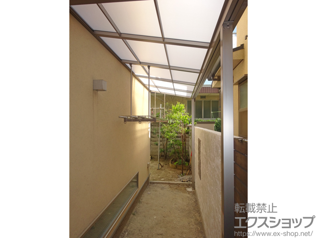 大阪府大阪市のLIXIL リクシル（トステム）のテラス屋根 ライザーテラスII F型 テラスタイプ 単体 積雪〜20cm対応＋吊下げ物干し ロング 標準タイプ 2本入 施工例