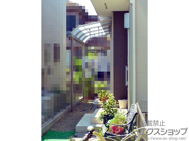 千葉県白井市のLIXIL リクシル（トステム）のテラス屋根 ライザーテラスII R型 テラスタイプ 単体 積雪〜20cm対応＋吊り下げ物干し 標準2本入り×1セット 施工例