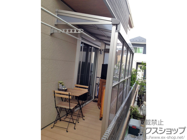 神奈川県横浜市のLIXIL リクシル（トステム）のテラス屋根 ライザーテラスII F型 テラスタイプ 単体 積雪〜20cm対応＋壁付け物干し ロングタイプ＋前面スクリーン2段＋側面スクリーン2段＋F型用側面ランマパネル 施工例