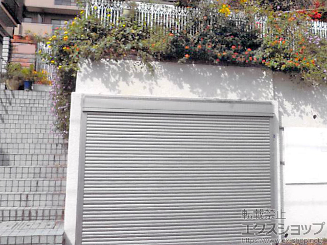 神奈川県横浜市のLIXIL リクシル（トステム）のガレージシャッター ガレージシャッタークワトロ 電動式 外部付RC造用躯体直付タイプ閉機構 ※外部停電時開 施工例