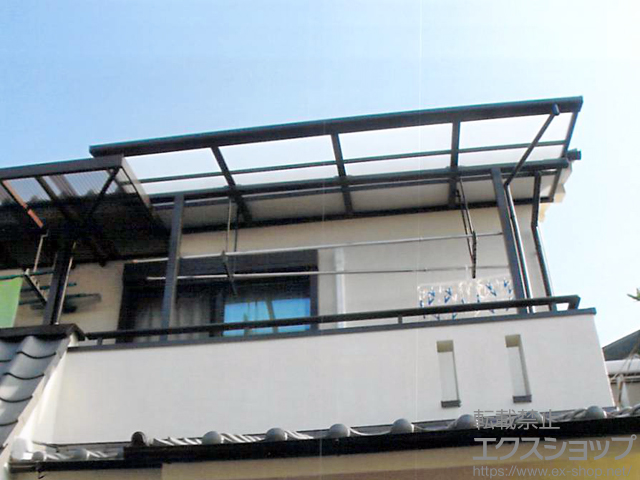 大阪府東大阪市のLIXIL リクシル（トステム）のバルコニー・ベランダ屋根 ライザーテラスII F型 屋根タイプ 単体 積雪〜20cm対応＋吊り下げ物干し 仕様：ショート 2本入り 施工例
