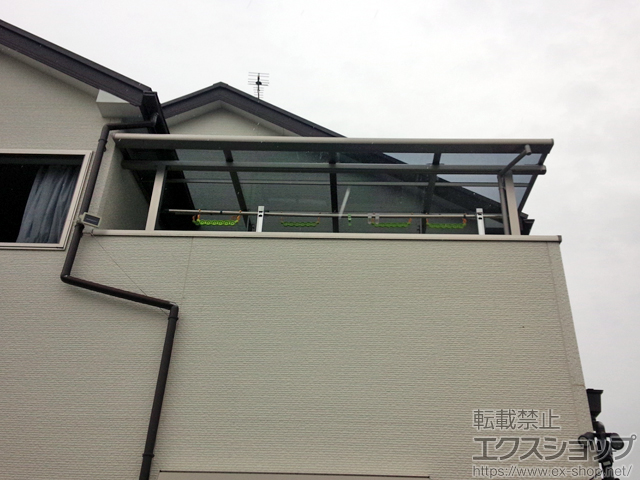 奈良県桜井市のLIXIL リクシル（トステム）のバルコニー・ベランダ屋根 ライザーテラスII F型 屋根タイプ 単体 積雪〜20cm対応＋吊り下げ物干し 標準 2本入り×1セット＋積雪カバー 施工例