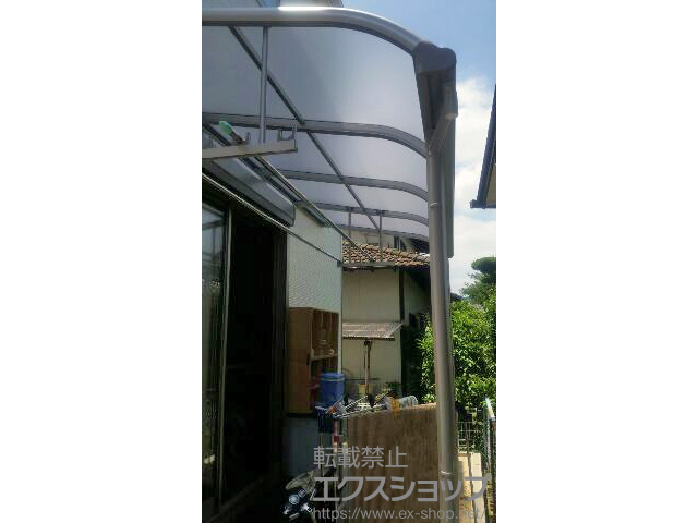 福岡県筑紫野市ののテラス屋根 プレシオステラス R型 テラスタイプ 単体 積雪〜20cm対応＋吊り下げ式物干し 標準 2本入 施工例