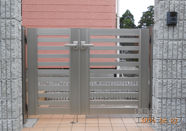 千葉県大網白里市のの門扉 ルシアス門扉CS02型 横太格子 両開き アルミカラー 門柱使用 施工例