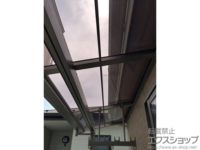 東京都大田区のLIXIL リクシル（トステム）のバルコニー・ベランダ屋根 ライザーテラスII F型 屋根タイプ 単体 積雪〜20cm対応＋吊下げ物干し 標準 2本入 施工例