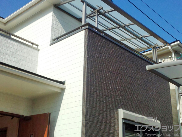 滋賀県草津市のLIXIL リクシル（トステム）のバルコニー・ベランダ屋根 ライザーテラスII F型 屋根タイプ 単体 積雪〜20cm対応 施工例