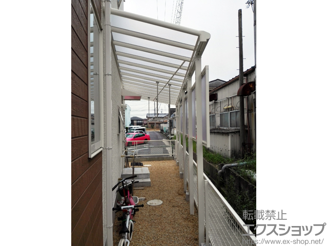 三重県鈴鹿市ののテラス屋根 ヴェクターテラス F型 テラスタイプ 連棟 積雪〜20cm対応＋前面パネル 1段＋吊下げ物干し 標準 2本入 施工例